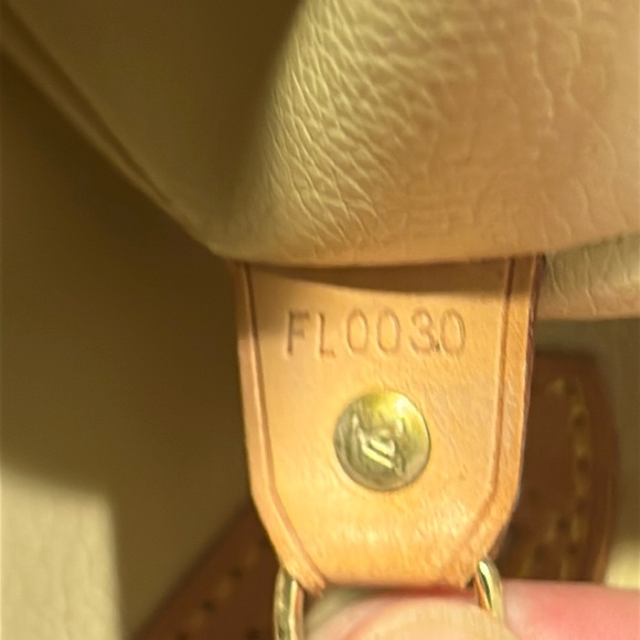 L  V bucket in excellent condition - Picture 10 of 10